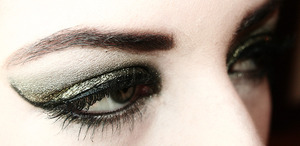 pigment with a hint of green shimmer & chanel's illusion d'ombre. misty and swampy like nessie herself. 