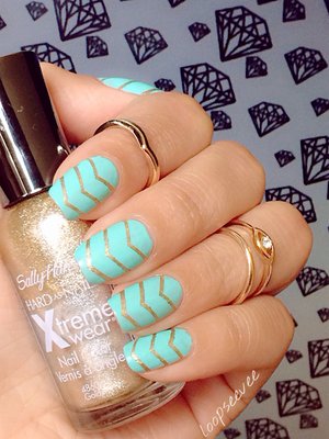 IG: loopseevee_

Mint and gold nails. Used sally Hansen in "485 Golden-I" and for the mint I used Summer Brights nail polish. 