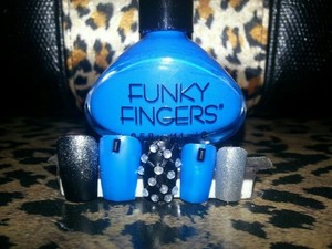 go to http://www.etsy.com/shop/JennysObsession to purchase these nails!