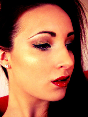 http://makeupfrwomen.blogspot.com/2011/12/circus-look.html