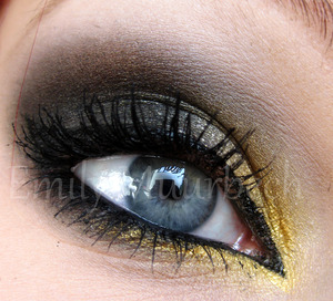 Black and gold, Perfect for you if you have blue eyes!

http://trickmetolife.blogg.se