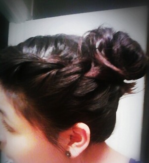 This is an easy effortless updo for short hair(; Perfect for summer!!!=D