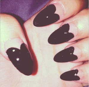 Black heart shaped nail look. Follow my instagram page @nemosnailsss