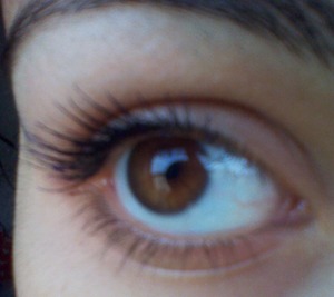 It doesn't really show in this picture but the ends of the lashes are blue: the effect is amazing when I'm outside! ;)