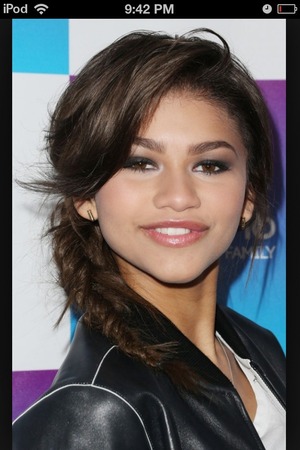 I love Zendaya's smokey eyes in this picture. Really brightens up the rest of her face.