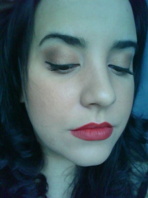 Perfect bronze eyeshadow for red lips
