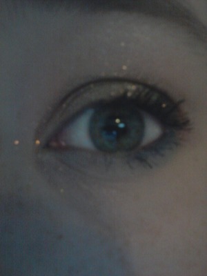 heyy!
brown and gold eyeshadow with a blue liner and obviously glitter!