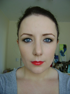 Neutral eye and red lip