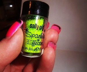 I LOVE this glitter, my favorite favorite favorite green glitter, and it's only .99 cents! 