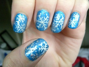 I really love winter :3
this blue is sort of a mixture of other polishes..