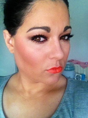 Here is a bronzed very contoured summer look with an orange lip :-) 