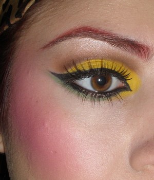 http://jemdjoliemode.tumblr.com/post/13151437048/rihanna-whos-that-chick-day-makeup-tutorial