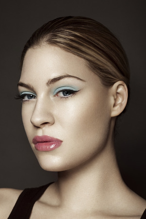 A SS14 Badgley Mischka inspired look 

http://spindlemagazine.com/2014/01/beauty-get-the-look-baby-blues-ss14-nyfw/