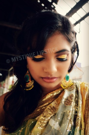 cut crease look with gold glitter

My FB page:  http://www.facebook.com/mystiquelipstick