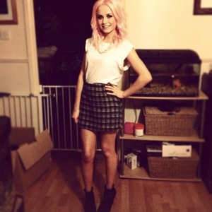Checkered mini skirt with baggy white top and gold chain. Heels and frilly socks!
Curly pink hair!