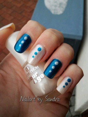 Snowy naildesign in blue-white with dots. i used a dotting tool for the dots