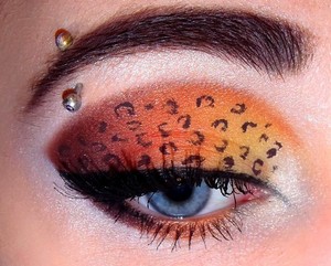 more photos and products used:
http://satellitedreams.blogg.se/2012/january/makeupmadness-leopard-eyes.html#
