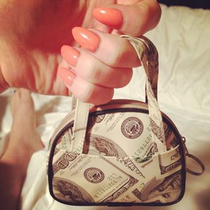 💲💵 peach nails, money bags, it's the life. 