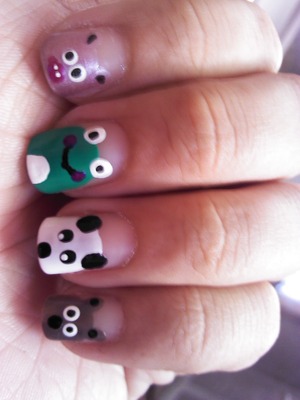 I made this pretty cute style with brown, green, pink, black and white polish. for the eyes and mouth I used dotting tools :)
ENJOY IT <3