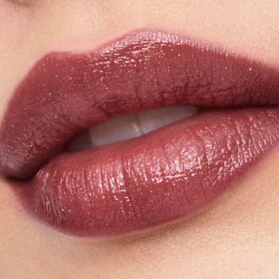 Hourglass lip model the Phantom Blur Balm, Shape & Sculpt Lip Liner, and Phantom Volumizing Glossy Balm