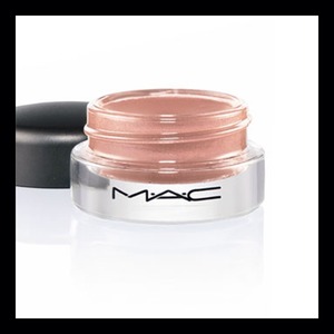 #Painterly is a #MAC paint pot ... This is another #product that I use: I use it for 2 reasons: 1. I use it as the base for the #eyeshadow look I'm doing  ( eyeshadow primer ) and 2. I use it as an eyeshadow. This creamy eyeshadow is #universal! I would say this is a MUST HAVE. There are other colors but this one is my favorite and I have used it on every eye color and skin tone! #beautybypucci #MUA #beautytips 