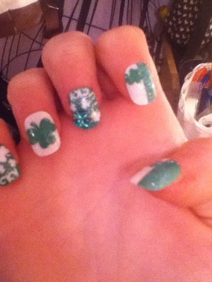 I saw these St.Patrick's Day inspired press-on nails at Claire's Store. I love them! 💅