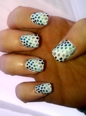 blues and greys dotted nails
