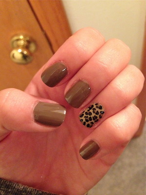 Natural nails with a leopard accent nail
Essie - Mink Muffs
Essie - Cast Study
Sinful Colors - Black on Black
Seche Vite - Dry Fast Top Coat