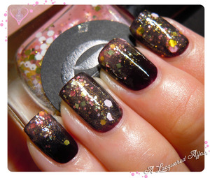Cirque Fleur est Belle glitter gradient over a-england Lancelot, with Seche Vite topcoat.
More looks and combinations on the blog
♥ http://www.alacqueredaffair.com/Cirque-Fleur-est-Belle-26532990