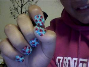 I've been wanting to paint my nails like this since fall of last year but it seemed out of place. So on the first day of spring I got to work and finally did this cute flower pattern. I made it up myself but I might have subconsciously used other peoples ideas or whatever. 