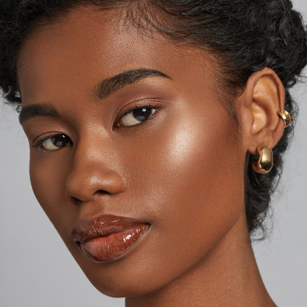 Model wearing BY TERRY Starlight Glow CC Highlighter in Golden Glow