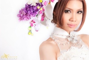 photo by : Solaris Picture

i make a spring bride look with a colorfull flowers bouquet as accessories.