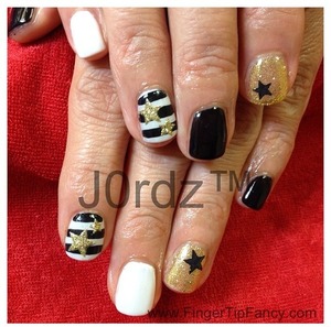 http://fingertipfancy.com/black-white-gold-nails-2/