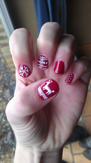 this is the most beautiful thing I have ever done with my nails.
I can't wait for next christmas!