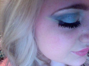 Green christmas makeup, with un-stuck false eyelashes.....