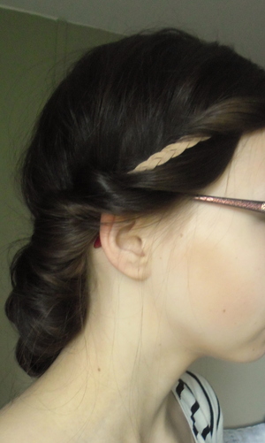 a tutorial: http://sweetsandhoney.blogspot.fi/2012/06/effortless-summer-hair-for-mediumlong.html