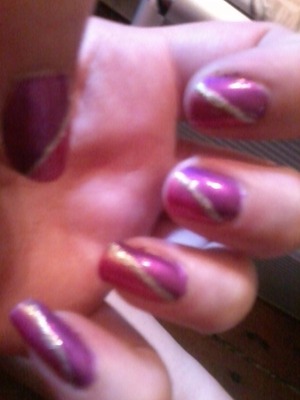 China Glaze: Senorita Bonita (grape-purple)
milani nail art: silver
Zoya: Reece (Pinky-gold)