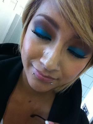 This is my GO-TO eye make up whenever i have no time but want something colorful :D
easy to do...blues and browns<3
&just add your favorite lashes.