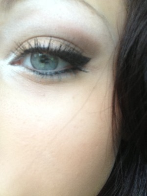 Smokey blend of brown and gold with white in he corners. Lower eyeliner not on waterline . Cat eye eyeliner and mascara (: