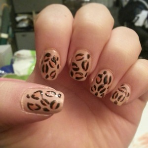 My newly maid leopard nails :)