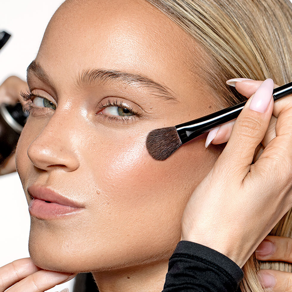 María Catalá Beauty model using the 16 Sculpting Brush