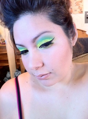 wanted to try out the sallys glittler glue, used the bh cosmetics 120 pallet for the yellow and green and a yellow glitter