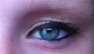 Just a light champagne eyeshadow with a deep gel eyeliner, and mega plush mascara:)