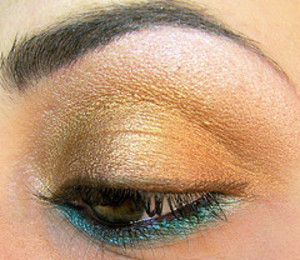 Bronzey lid with teal lower liner
my "Scooby Doo" inspired look.