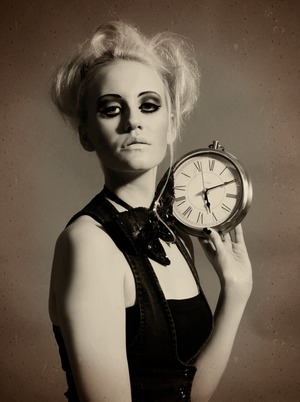 Something I worked on for my portfolio, taking inspiration from a darker version of Alice in Wonderland. The model is Fran Turner. MUA, Photgraphy and retouching by me.