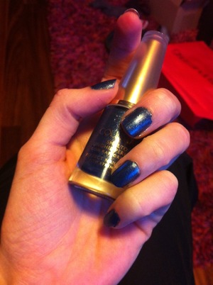 Pretty excited about finally finding a perfect 'jeans' nail polish. It's Collistar's 'perfect nails enamel' in nr 70 'Blu Lamé - Mat. It's a steel blue matte metallic. 