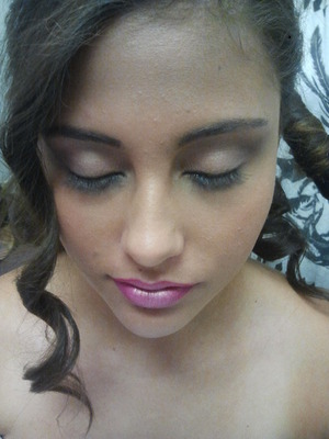 Simple with a pop look I did for a Quinces photo shoot. Natural eye with a pink lip with a highlight down the center.