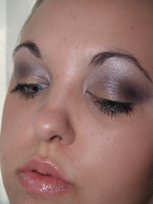 Using MAC mineralize eyeshadow in Midnight Madness