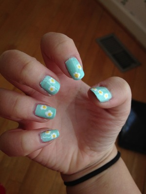 Mint daisy nails! Easy to create by using a bobby pin as a nail dotter!! 