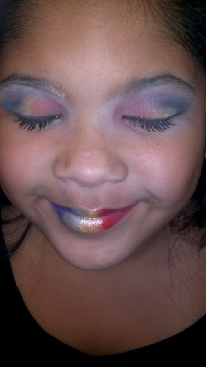 fooling around with makeup"♥
not my best work...i was kinda in a hurry..but ehh as long as my niece liked it, thats all that matters.